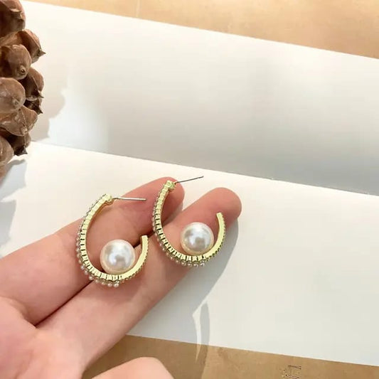 Yu Fashions Pearl C Shape Niche High End Geometric Fashion Elegant Earrings for Women