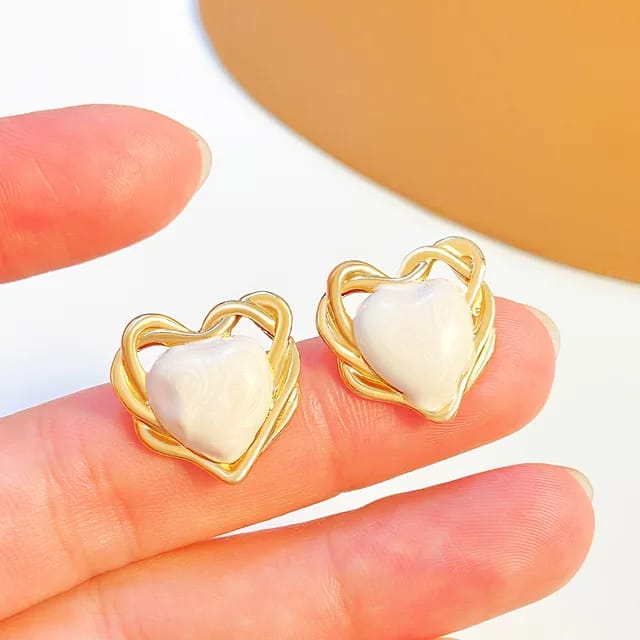 Yu Fashions Bride Dainty classic Pearl Heart Shaped Korean Earrings for Women