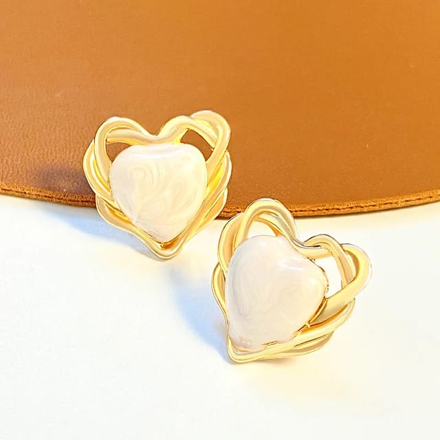 Yu Fashions Bride Dainty classic Pearl Heart Shaped Korean Earrings for Women