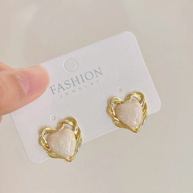 Yu Fashions Bride Dainty classic Pearl Heart Shaped Korean Earrings for Women
