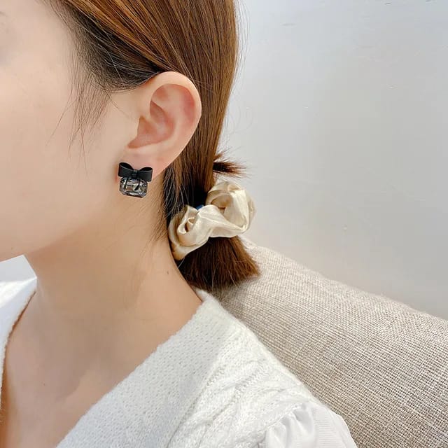 Yu Fashions Black Bow Knot Cubic Crystal Stud Earrings