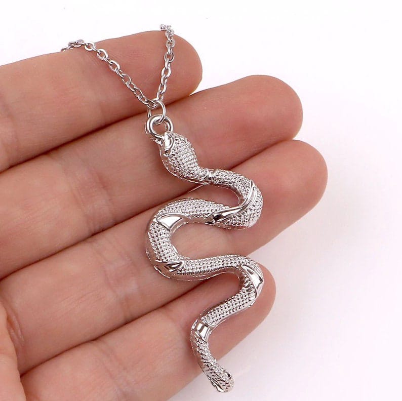 Yu Fashions Minimal Snake Pendent Necklace Chain