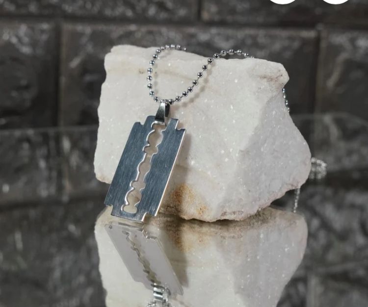 Yu Fashions Razor Blade Punk Unisex Silver Pendent Necklace Chain